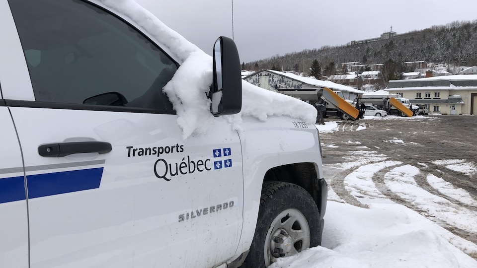 Une voiture du ministère des Transport en hiver.
