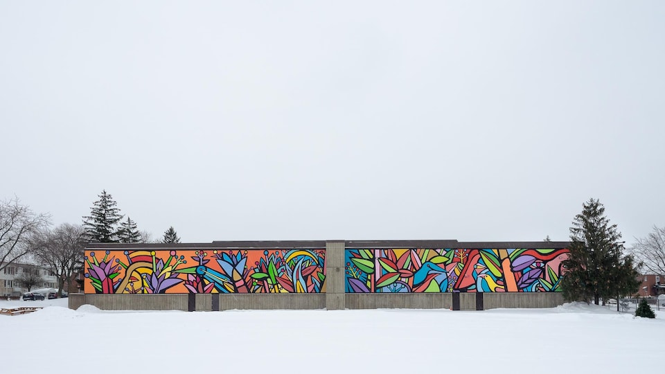Le long d'un mur de multiples couleurs.