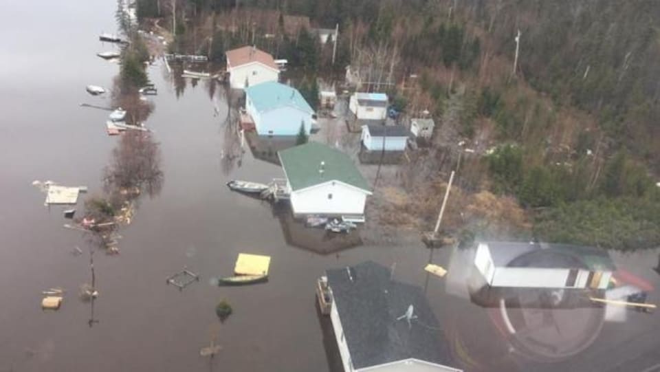 Prise aérienne de Mud Lake après l'inondation. En tout, près de 100 personnes ont dû être évacuées.
