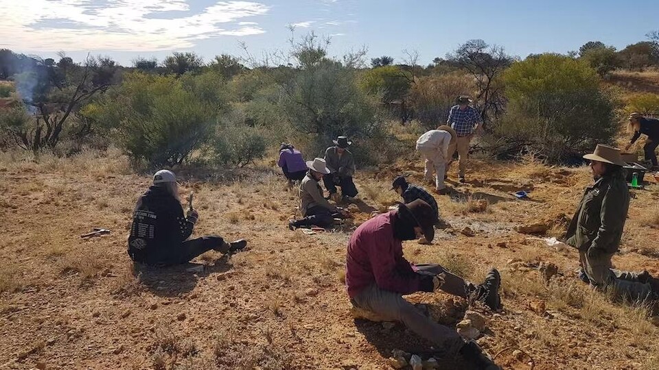 Des paléontologues sur le site fossilifère de Pwerte Marnte Marnte.