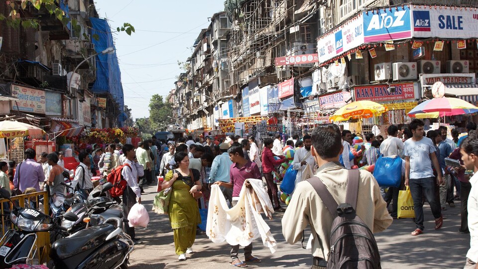 Un marché achalandé de Mumbai.
