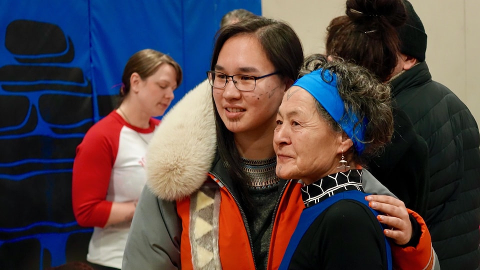 La députée Mumilaaq Qaqqaq se fait photographier en compagnie d’une résidente d’Iqaluit.      