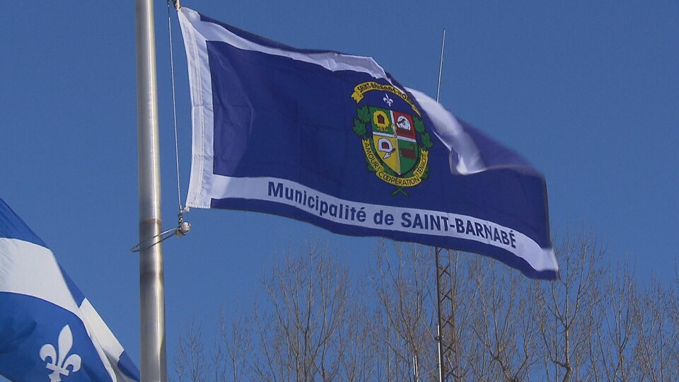 Drapeau la Municipalité de Saint-Barnabé.