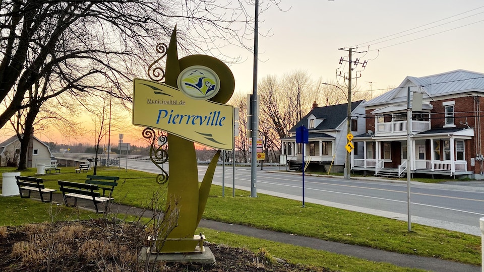 Une affiche où on peut lire municipalité de Pierreville.
