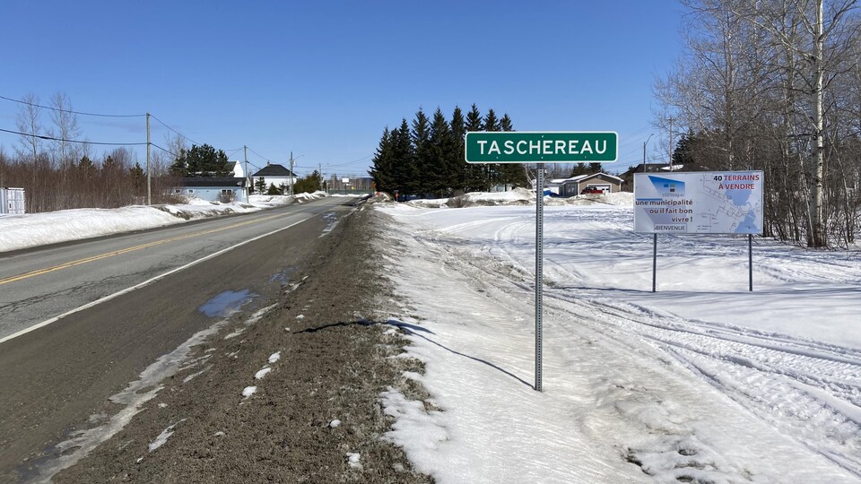 Panneau au bord de la route indiquant l'entrée de la municipalité de Taschereau.
