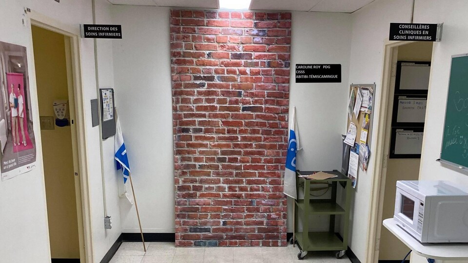 Un mur de brique a été installé dans les bureaux de la direction des soins infirmiers du CISSS-AT.
