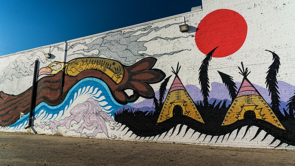 Une murale représentant des motifs autochtones.