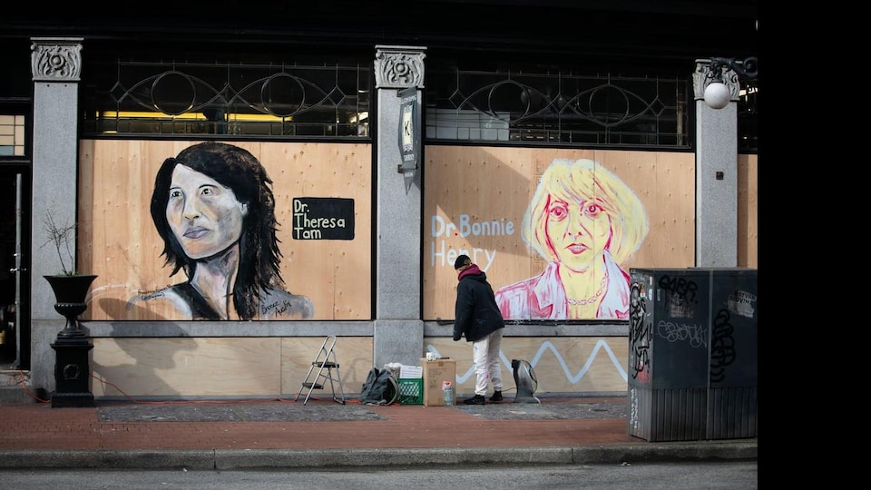 Des murales de la Dre Theresa Tam et de la Dre Bonnie Henry.