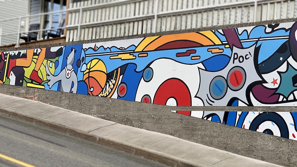 La murale colorée bonifie le paysage urbain de Rivière-du-Loup en vue des Jeux du Québec de mars 2022.