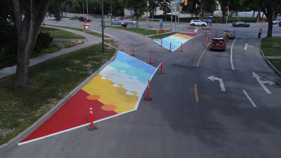 Un graffiti peint à l'été 2022 par le collectif Cool Streets Winnipeg dans le but de ralentir la circulation et assurer la sécurité des cyclistes à Winnipeg.