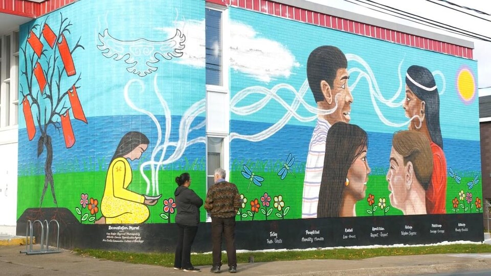 La fresque représente des personnages autochtones dans un décor bucolique.
