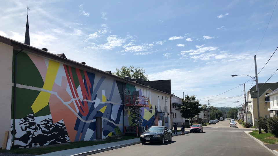 Murale et la rue Saint-Joseph O. à Rimouski. 