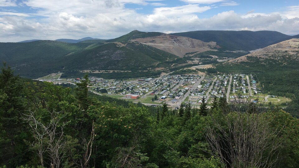 Une vue en plongée sur la ville de Murdochville et les montagnes.