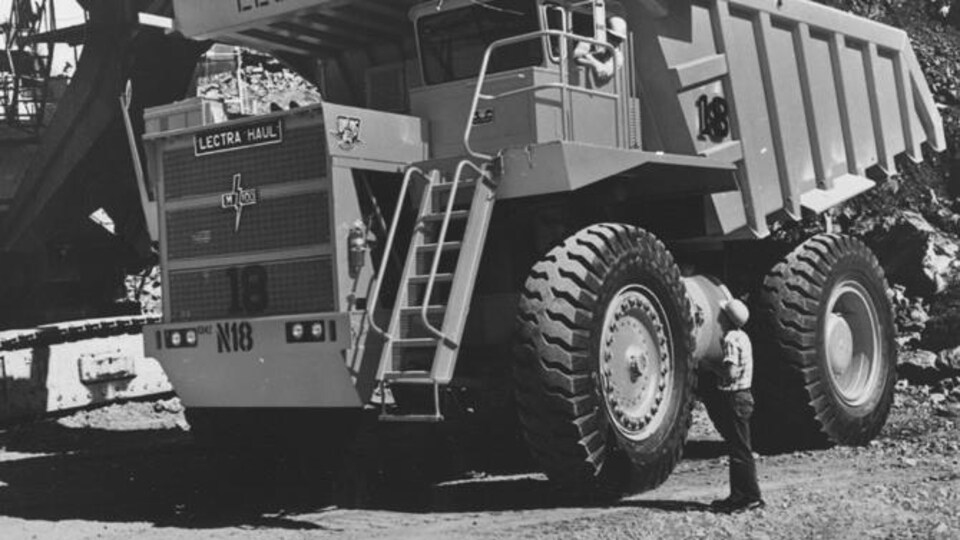 Une opération de chargement dans la mine à ciel ouvert de Murdochville, en 1968