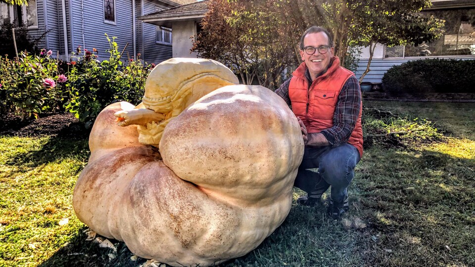 Jeff Pelletier avec Muriel, sa citrouille géante, taillée à l'image d'un extraterrestre du film Alien.