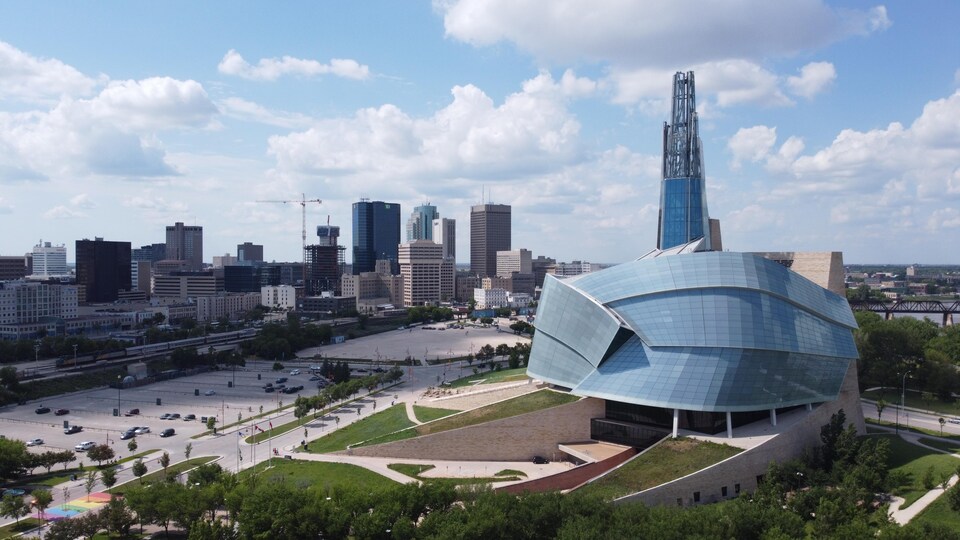Une vue du centre-ville de Winnipeg et du Musée canadien pour les droits de la personne.