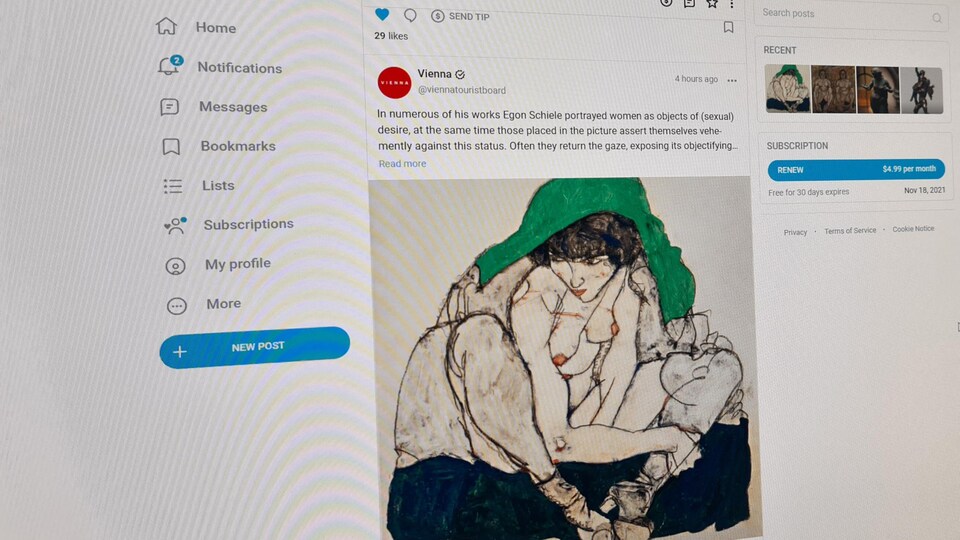 Le tableau représenté est le dessin d'une femme nue assise et couverte d'un foulard vert.