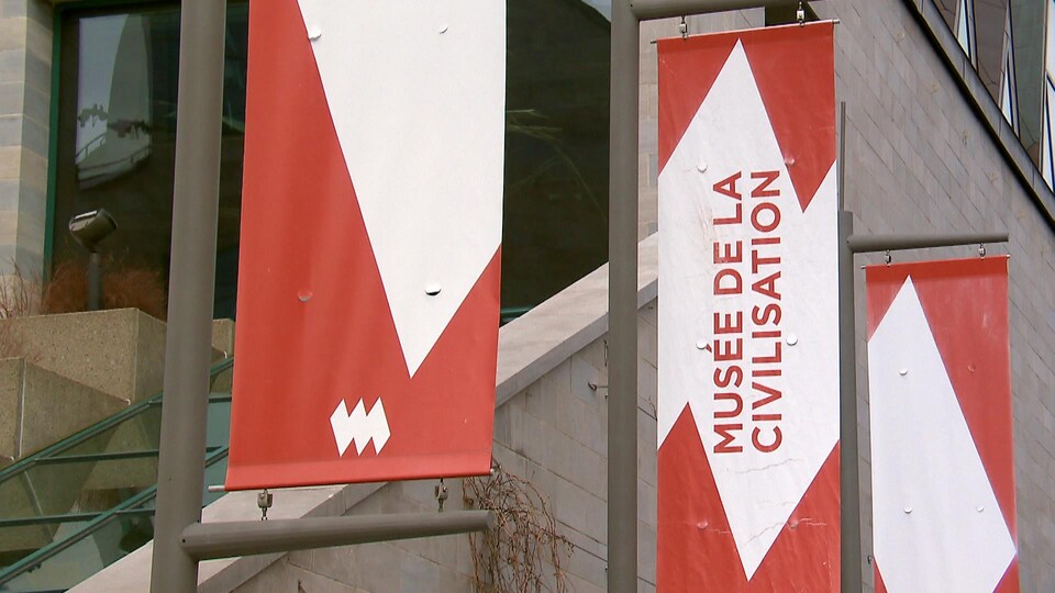 Des banderoles à l'extérieur du Musée de la civilisation de Québec en mars 2020