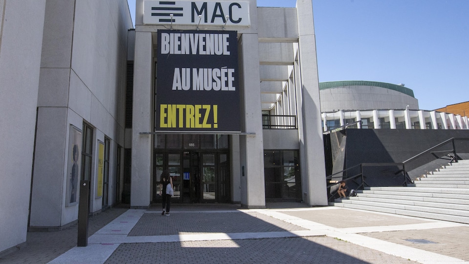 Une banderole sur la façade indique que le Musée est rouvert.