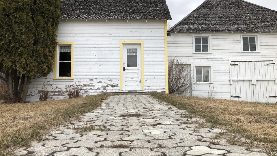 Une maison patrimoniale, vue de l'extérieur.
