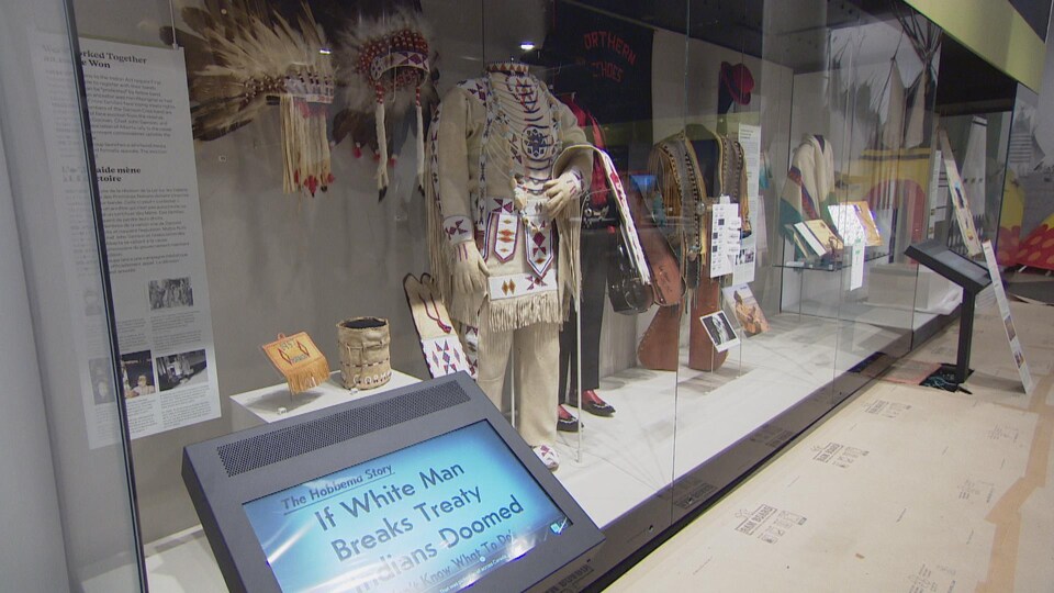 Des habits autochtones dans la vitrine du musée.