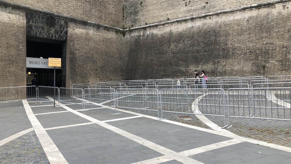 L'ingresso al museo è vuoto di persone