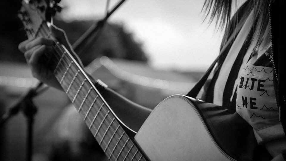 Une personne joue de la guitare.