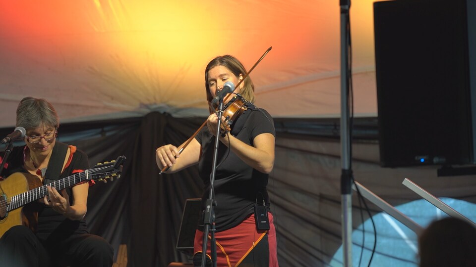 Une violoniste sur scène.