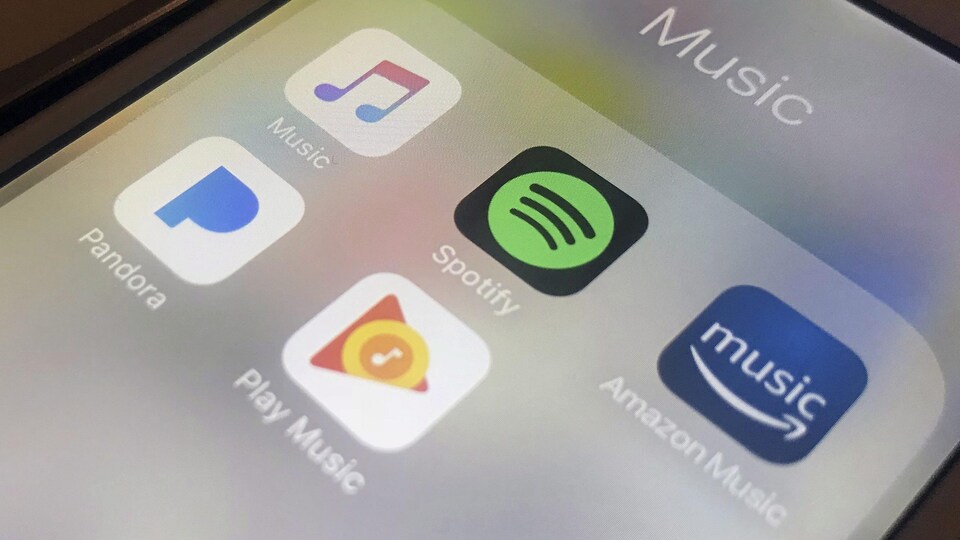 Des icônes d'applications de musique en continu sur l'écran d'un téléphone intelligent.