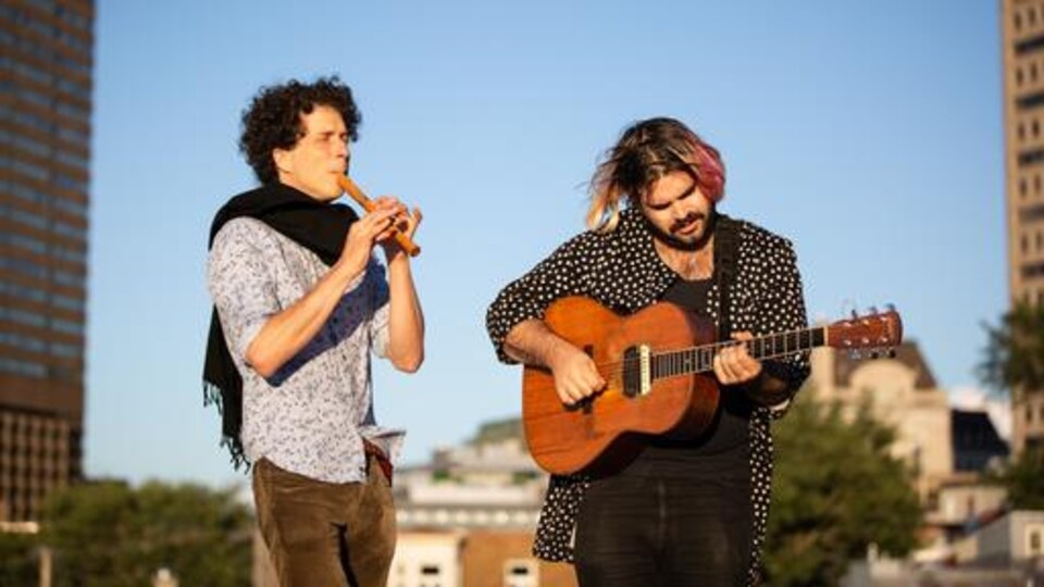 Le flûtiste Benoît Fortier et le guitariste Colin Savoie-Levac lancent le projet musical Benoît et Colin.