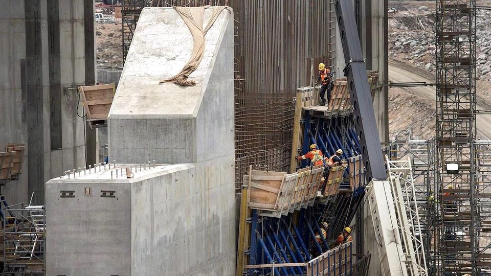 Des travailleurs sur le chantier de construction de l'installation hydroélectrique de Muskrat Falls, à Terre-Neuve-et-Labrador.