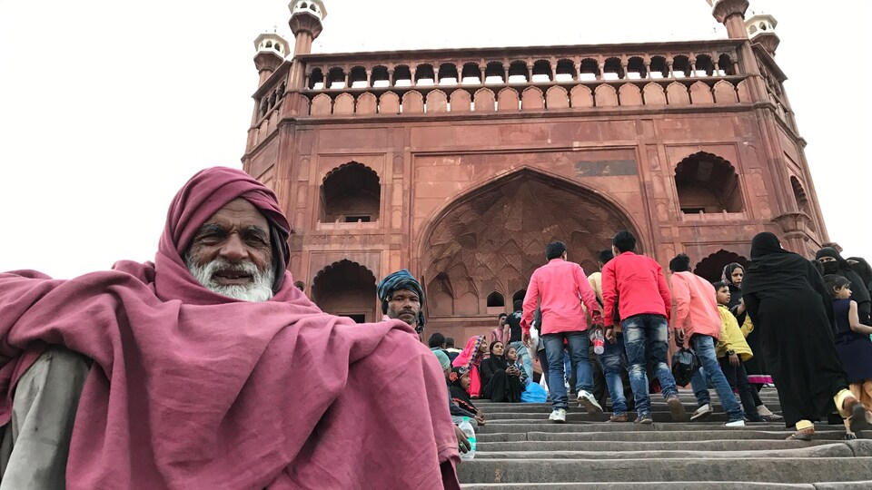 La mosquée Jama Masjid de New Delhi est la plus grande d'Inde, elle peut accueillir jusqu'à 25 000 fidèles pour la prière du vendredi.