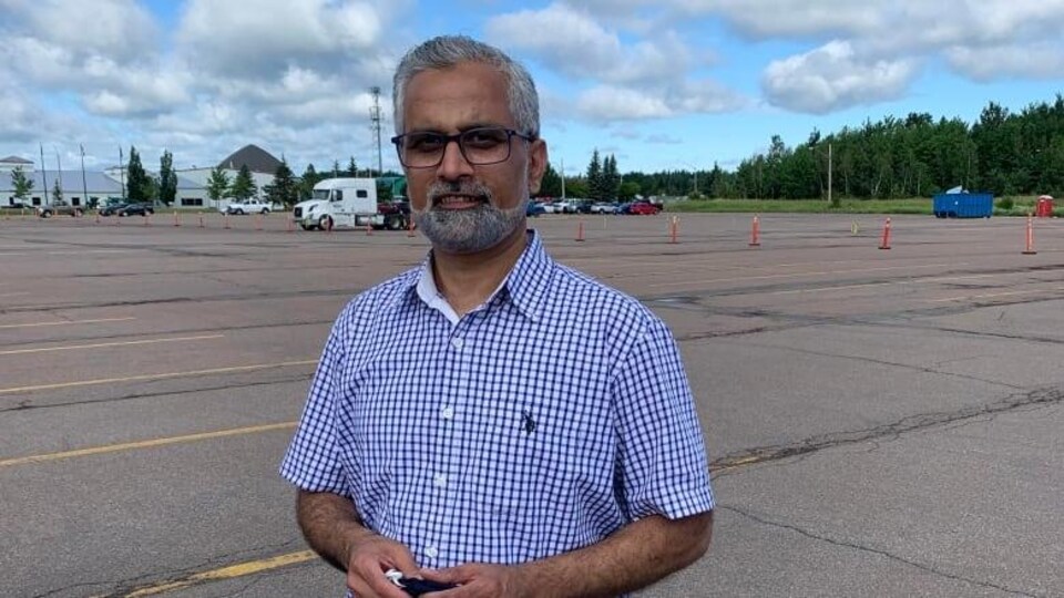 Abdal Khan dans un stationnement.