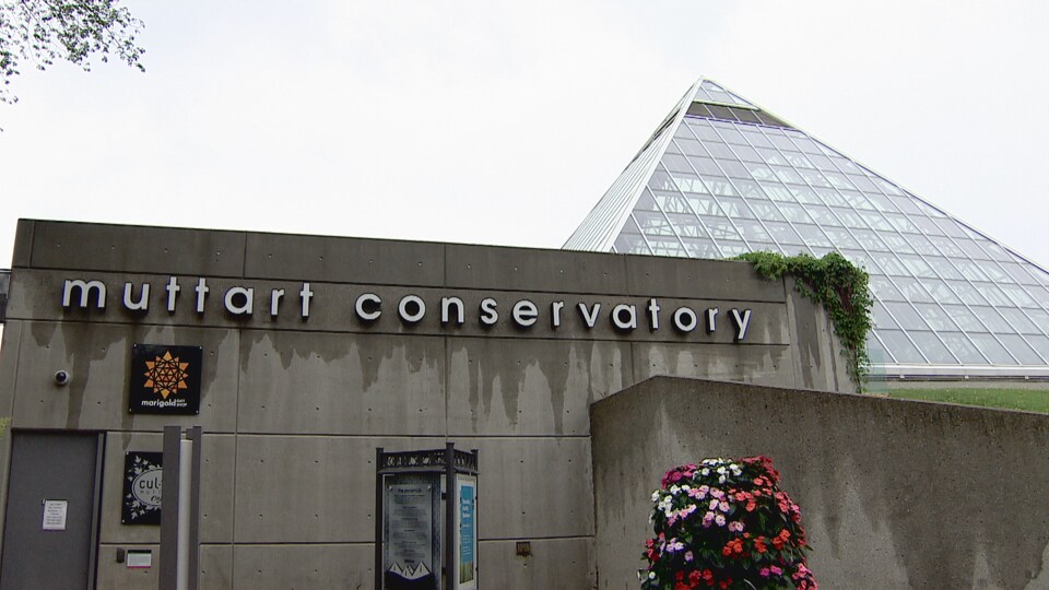 Une pyramide de verre et la façade du Jardin botanique Muttart.