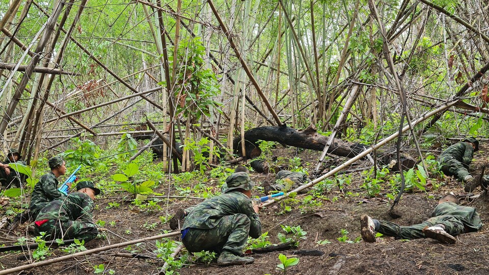 Des hommes en tenue de combat lors d'un exercice militaire.