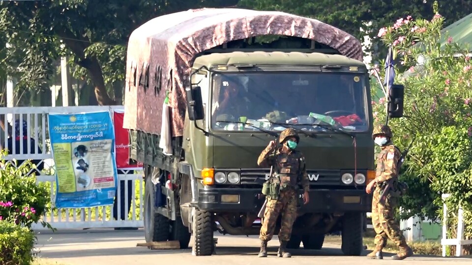 Des soldats bloquent l,accès d'une résidence avec leur véhicule à Naypyidaw.