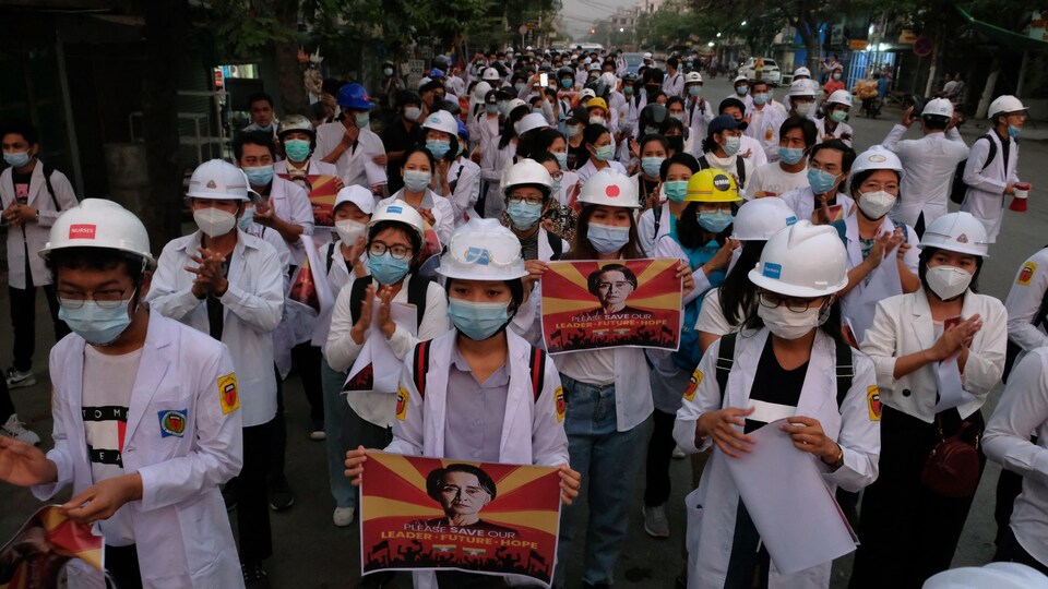 Des manifestants en blouse blanche au Myanmar.