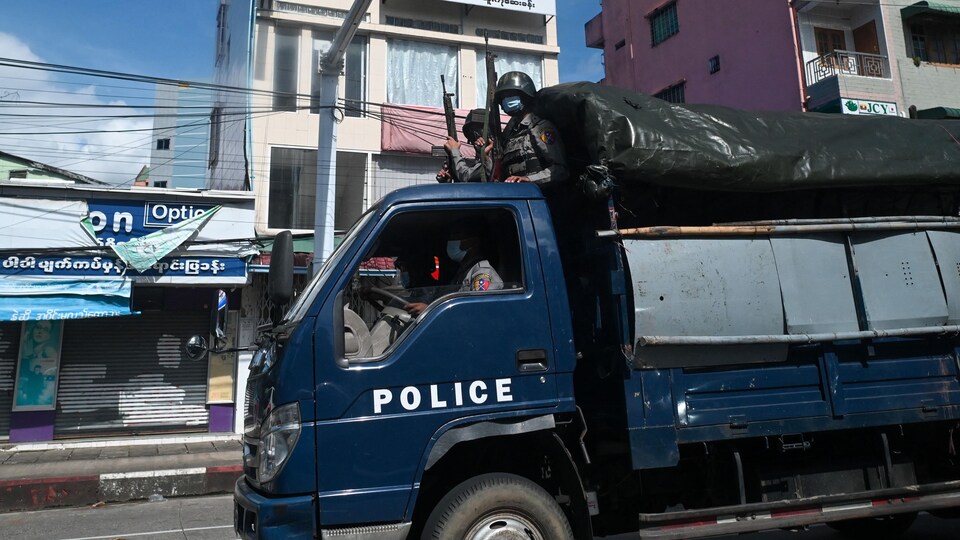 Un fourgon de police au Myanmar.