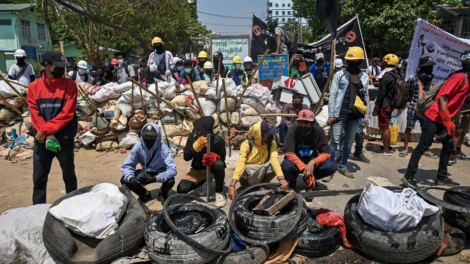Des manifestants se rassemblent près d'une barricade à Rangoon.