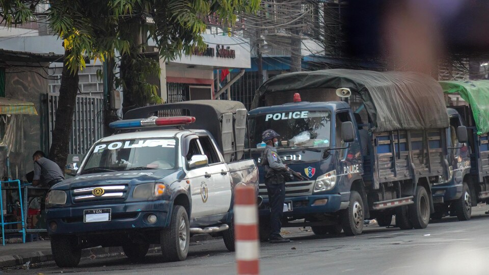 Des camions de police au Myanmar.