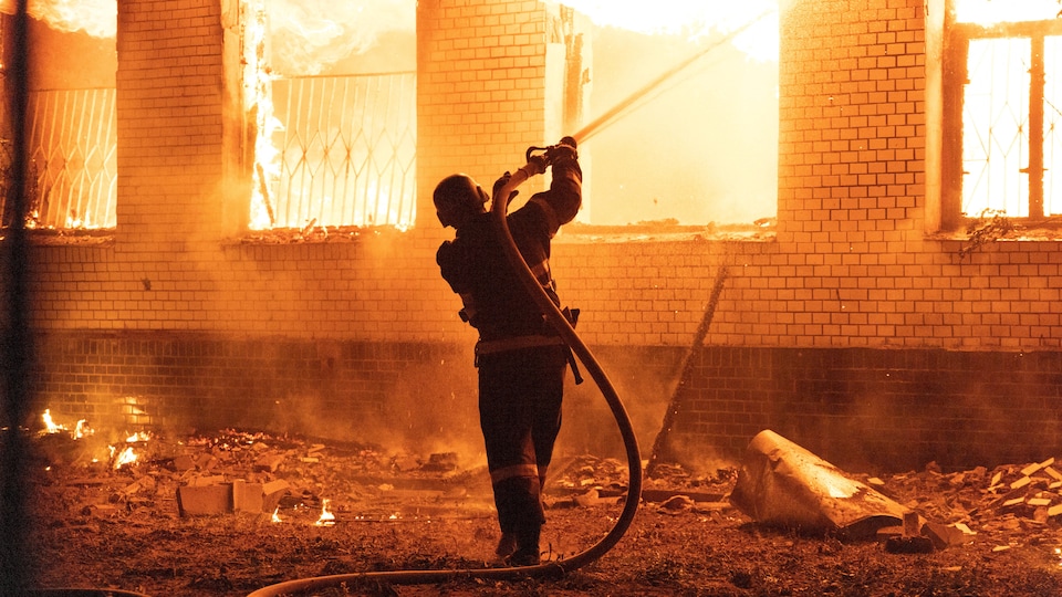 Un pompier à l'œuvre pour éteindre un feu.  - mykolaiv bombardements - Ukraine : la reprise des exportations de céréales saluée unanimement