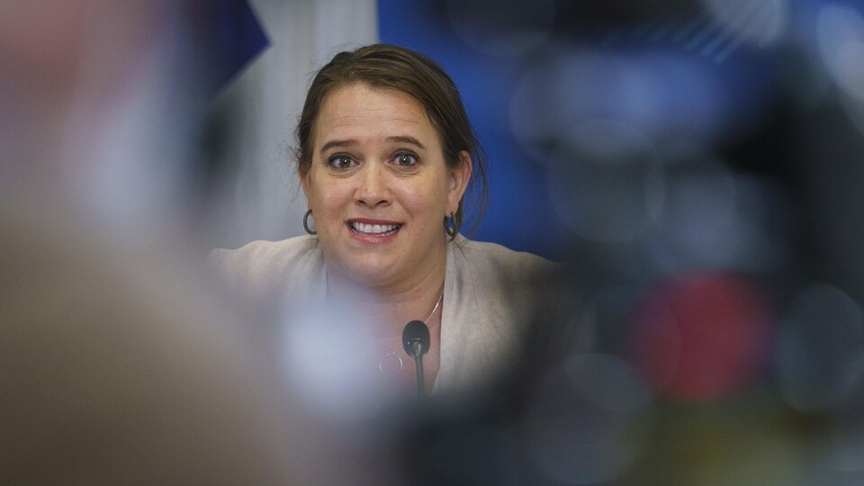 La Dre Mylène Drouin en conférence de presse.