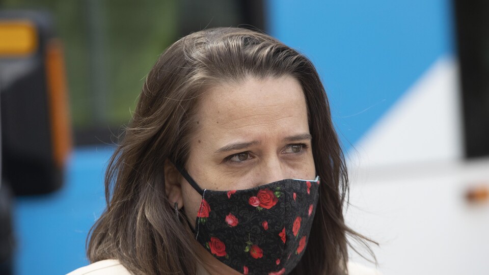 Mylène Drouin qui porte un masque.