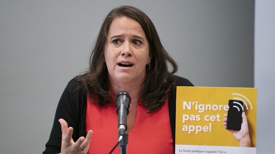 Mylène Drouin durant une conférence de presse.