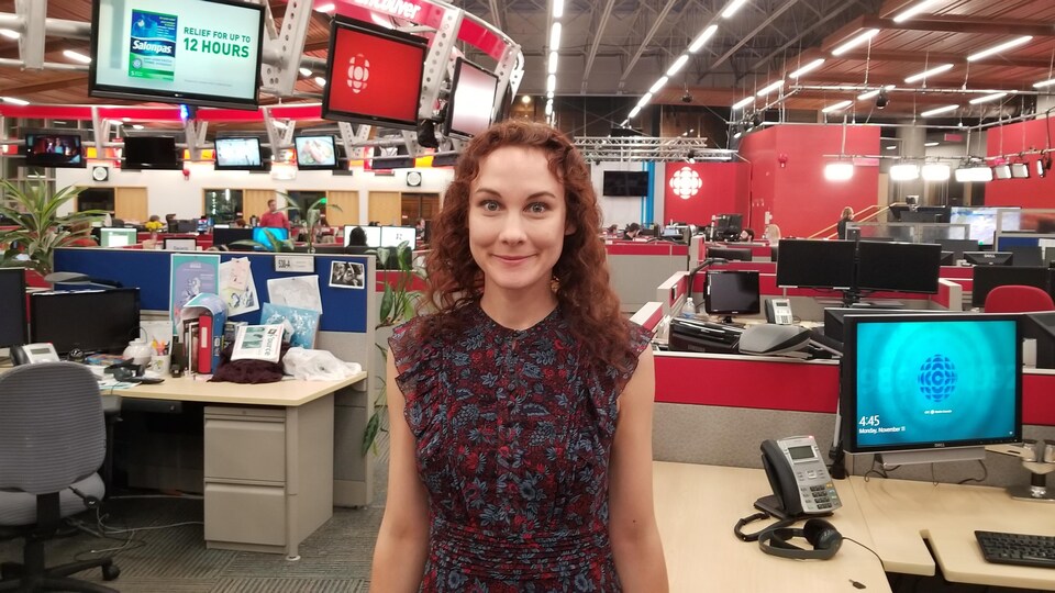 Mylle Fournier dans la salle de nouvelles de Radio-Canada.