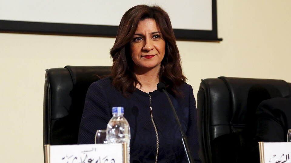 Photo d'archives de madame Makram assise derrière un bureau lors d'une conférence de presse au Caire.