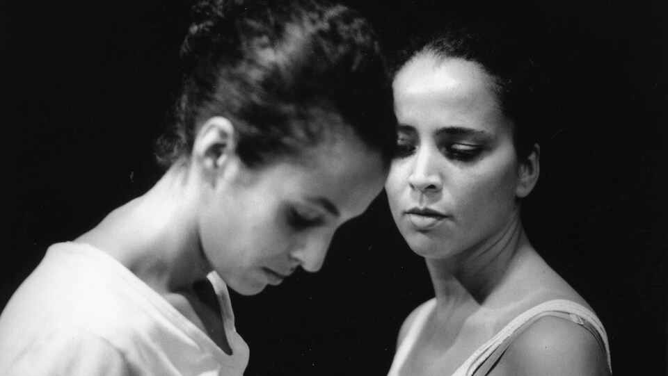 Une photo en noir et blanc de deux femmes aux traits similaires.