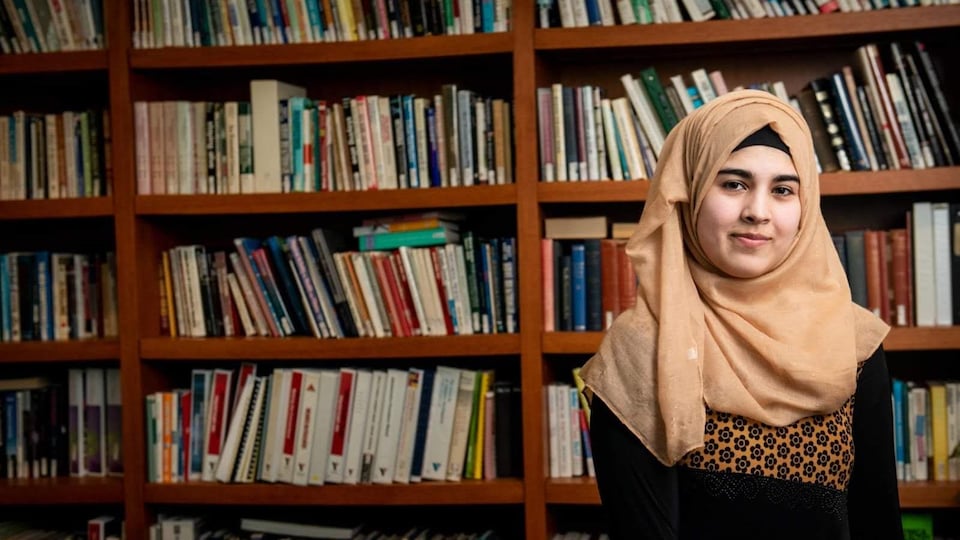 Nada Al Baradan dans une bibliothèque.