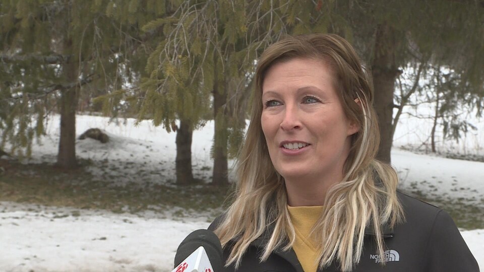 L'enseignante Nadia Dicaire parle au journaliste.