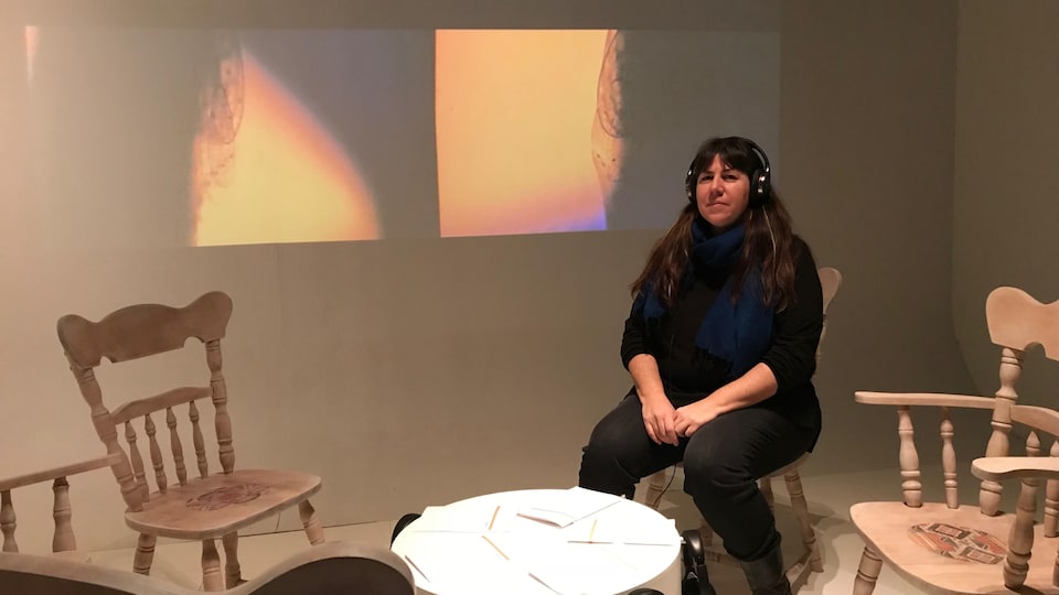 Nadia Myre, au coeur de son oeuvre « A Casual Reconstruction, Remix », présentée dans le cadre de l’exposition permanente Porter son identité – la collection Premiers Peuples au Musée McCord à Montréal.